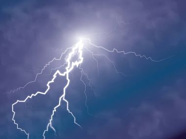 Yağmur ve beyaz bulutlu fırtına ve şimşek saydam arkaplanda izole edildi. Vektör