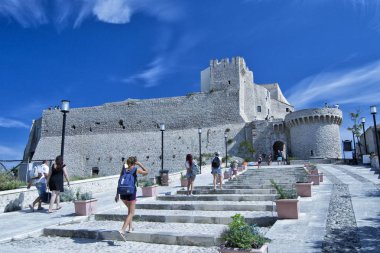Tremiti kale merdivenleri: mavi gökyüzü ve beyaz bulutlar
