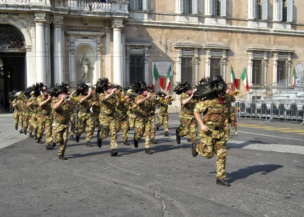 Italian armeija Bersaglieri Fanfara käynnissä Modena aikana sotilaallinen tatuointi — kuvapankkivalokuva