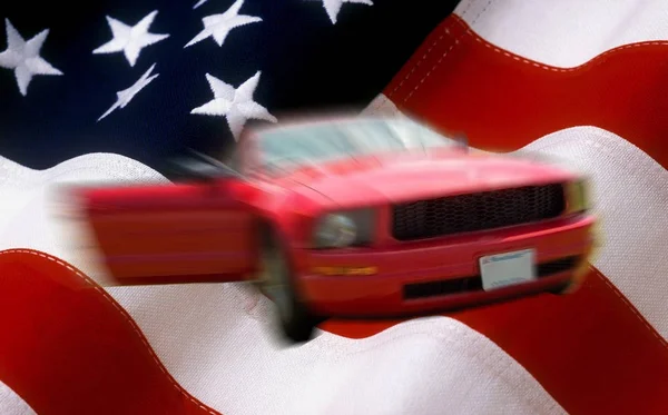 Rotes Auto auf US-Flagge als Hintergrund verschwimmen — Stockfoto