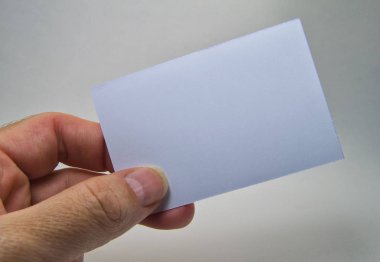 Beyaz bir arka plan üzerinde gri bir boş Pano tutan adam el