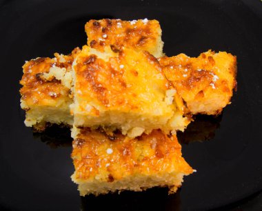 Fırında Sütlaç Tatlısı siyah yemek üzerine pudra şekeri ile tatlandırılmış. gıda kavramı için