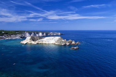 Tremiti Adaları Mavi su, tekneler ve bulutlar. Gargano. Puglia. doğa, seyahat ve sevimli kavramlar için