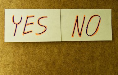 Post-it Notlar Evet ve hayır kopya alanı kullanılabilir bir ahşap zemin üzerine bağlı 