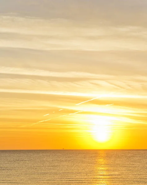 Oranje dageraad op Middellandse Zee in de zomer. voor reizen en naturalistische concept — Stockfoto