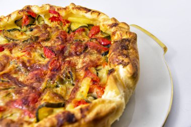 sebze salata pasta. quiche ile kabak, biber, patates ve puf böreği. vegerarian cousine kavramı için