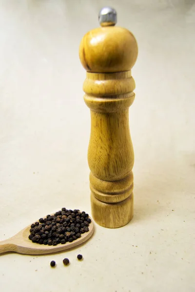 Μαλακή Εστίαση Από Πικάντικο Πιπέρι Μαύρο Σπόρους Ένα Ξύλινο Κουτάλι — Φωτογραφία Αρχείου