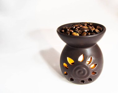 çay ışık mum ısı yağı parfüm difüzör kahvenin üstünde belgili tanımlık tepe. aroma terapi kavramı için