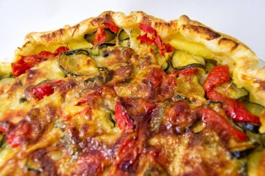 sebze salata pasta. quiche ile kabak, biber, patates ve puf böreği. vegerarian cousine kavramı için