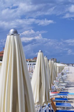 plaj şemsiye ve bulutlar ile yaz aylarında Marche bölgesi İtalyan Marotta