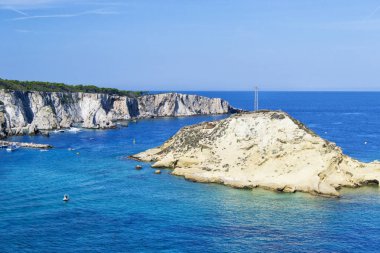 manzara mavi su, tekneler ve bulutlar ile Tremiti Adaları. Gargano. Puglia, İtalya. doğa, seyahat ve sevimli kavramlar için