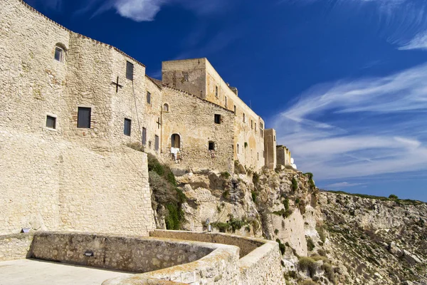 Islas tremiti - vista de la casta en la isla de San Nicola frente a la costa de Gargano, Apulia, Italia — Foto de Stock