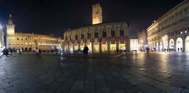 03-12-2019, Bologna, İtalya - Piazza Maggiore 'un kış gecelerinde uzun süreli pozu.