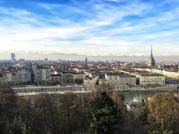 05 / 12 / 19 Torin, Włochy - Panoramiczny widok na miasto Turyn z Monte dei Capuccini zwiedzanie — Zdjęcie stockowe