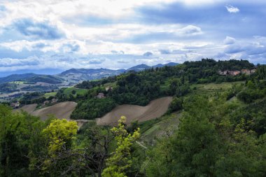 Urbino çevresindeki tepelerin panoramik görüntüsü