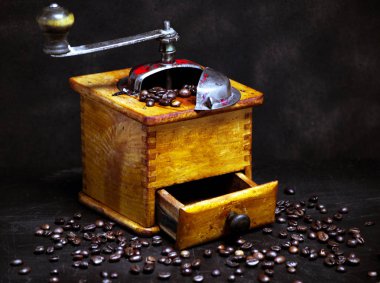 Eski kullanışlı ahşap kahve öğütücüsü