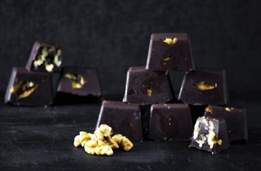 Koyu çikolata ve fındıklı çikolata.