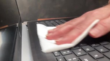 Covid-19 Coronavirus önleme: virüsün yayılmasını önlemek için dizüstü bilgisayarın klavyesinin dezenfekte edilmesi