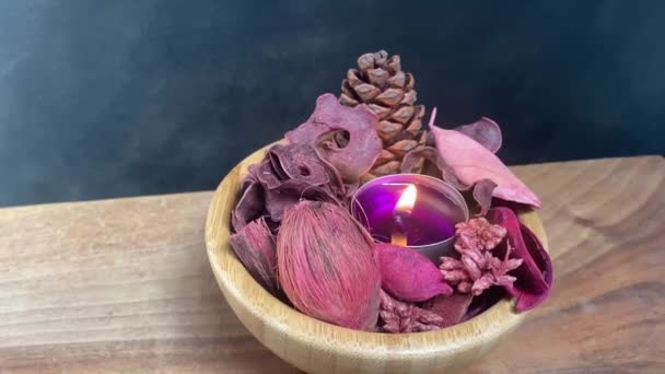 Öntött Tealight Száraz Potpourri Egy Fából Készült Tálban Egy Asztal — Stock videók