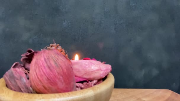 Tealight Pourri Pourri Dan Kering Dalam Mangkuk Kayu Atas Meja — Stok Video