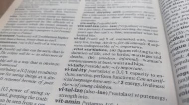 08-04-20 Modena, İtalya. İngilizce sözlüğe göre virüs tanımı. Virüs tanımı, koronavirüs (sararlar, covid-19), grip virüsü, HIV gibi farklı virüsleri içerir.