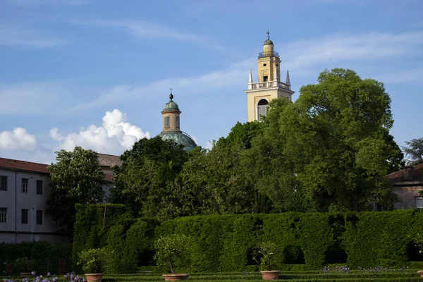 バロック様式の鐘楼を持つ風光明媚なWievイタリアの歴史的な庭園 観光コンセプト ロイヤリティフリーのストック画像
