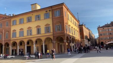 24 / 05 / 20, Modena, İtalya - Piazza roma, Coronavirus tecridinin bitiminden sonraki ilk pazar günü yüz maskesi takan insanlar. İyileşme ve yaşama arzusu kavramları