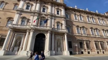 24 / 05 / 20, Modena, İtalya - Piazza roma, Coronavirus tecridinin bitiminden sonraki ilk pazar günü yüz maskesi takan insanlar. İyileşme ve yaşama arzusu kavramları