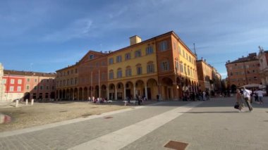 24 / 05 / 20, Modena, İtalya - Piazza roma, Coronavirus tecridinin bitiminden sonraki ilk pazar günü yüz maskesi takan insanlar. İyileşme ve yaşama arzusu kavramları