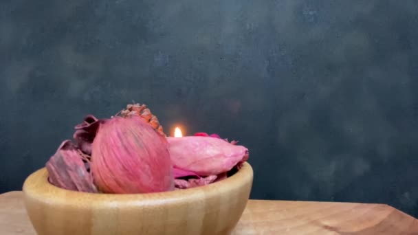 Öntött Tealight Száraz Potpourri Egy Fából Készült Tál Felett Egy — Stock videók