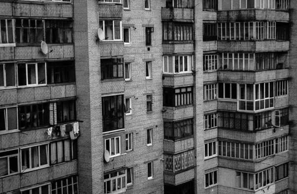 Old high-rise building in Ukraine. Black and white photo. Background — Stock Photo, Image