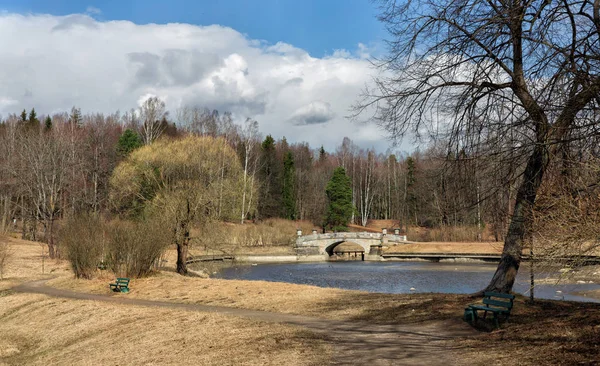        Pavlovsk Park sadece Rusya'nın aynı zamanda Avrupa'nın en iyi manzara Parklar biri olarak kabul edilir. Çok güzel bir yer Slavyanka Nehri'nin pitoresk bir vadide yer alır