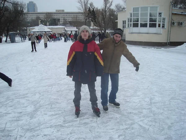 Korcsolyát Ünnepségek Parkban Emberek Korcsolyázni Télen Oroszország Moszkva Gorky Park — Stock Fotó