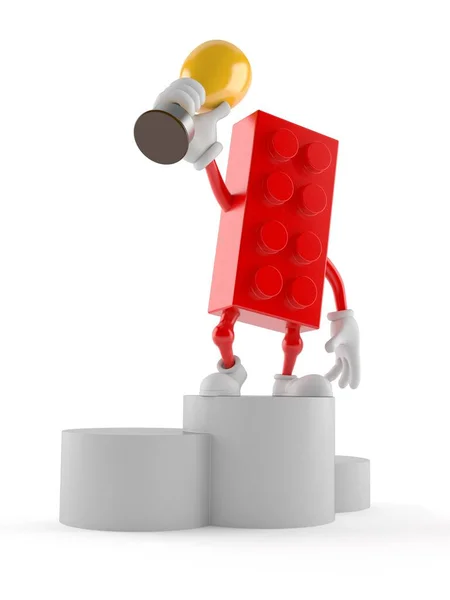 Postava bloku hraček na pódiu drží trofej — Stock fotografie