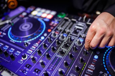 Bir DJ karıştırma masasının yakın görüntüsü