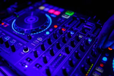 Bir DJ karıştırma masasının yakın görüntüsü
