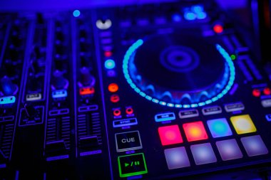Bir DJ karıştırma masasının yakın görüntüsü