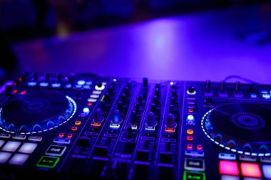 Bir DJ karıştırma masasının yakın görüntüsü