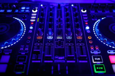 Bir DJ karıştırma masasının yakın görüntüsü