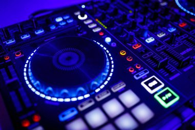 Bir DJ karıştırma masasının yakın görüntüsü