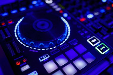 Bir DJ karıştırma masasının yakın görüntüsü