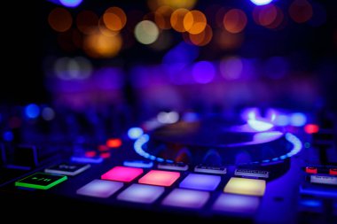 Bir DJ karıştırma masasının yakın görüntüsü