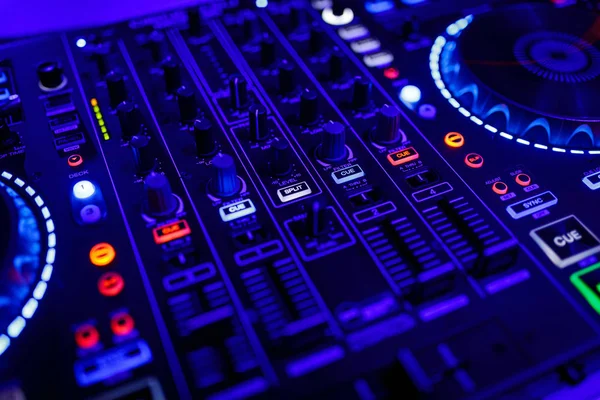 Vista de primer plano de un escritorio de mezcla de DJs — Foto de Stock