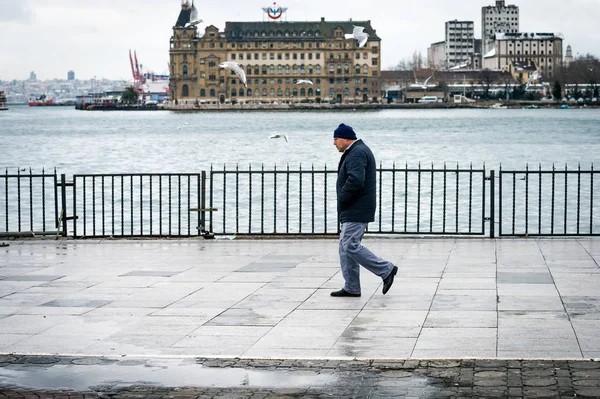 Hombre caminando en Kadioy, Estambul — Foto de Stock