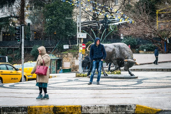 Estatua de toro en la plaza de Kadikoy en Estambul, Turquía — Foto de Stock