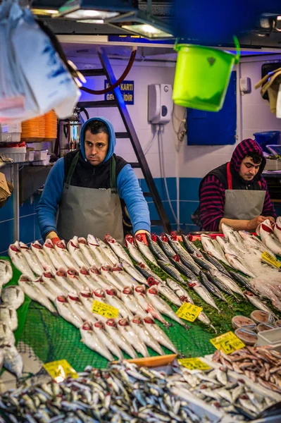 Türkische Fischverkäufer in kadikoy, Istanbul — Stockfoto