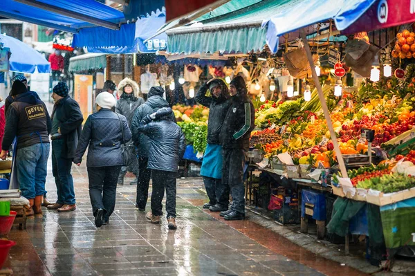 Mercato turco e venditori di frutta in inverno — Foto Stock