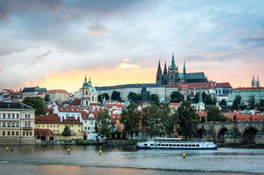 Akşamları, Çek Cumhuriyeti Prag Kalesi'nin görünümü