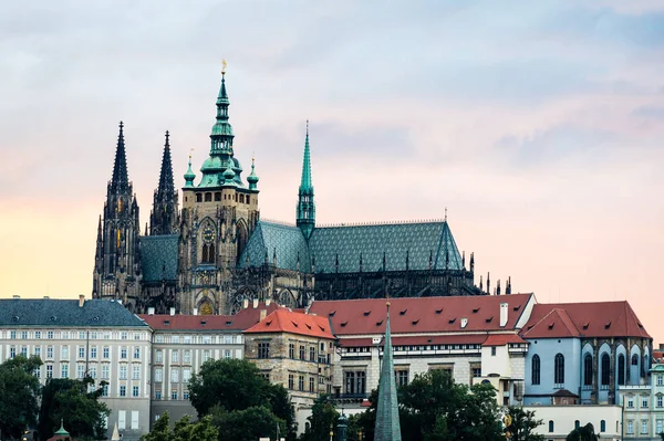 Vista del Castillo de Praga por la noche, República Checa — Foto de Stock