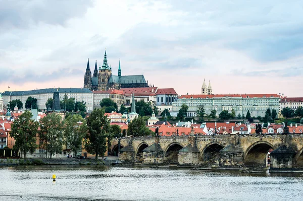 Vista del Castillo de Praga por la noche, República Checa — Foto de Stock